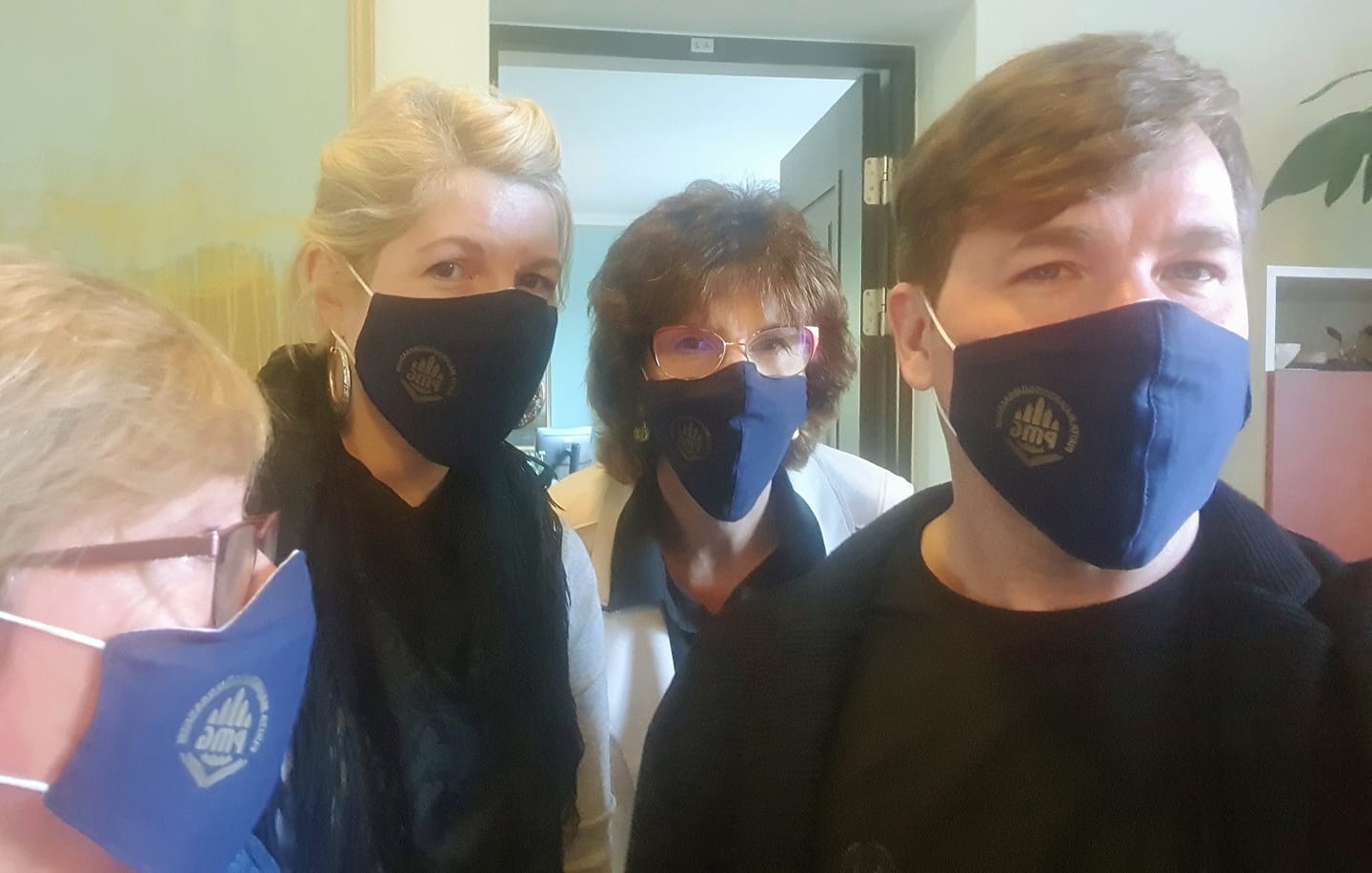 Kutsume õpetajaid, õpilasi, koolitöötajaid ja vanemaid, kellel esinevad võimalikud haigussümptomid, kandma avalikus kohas viibides maski